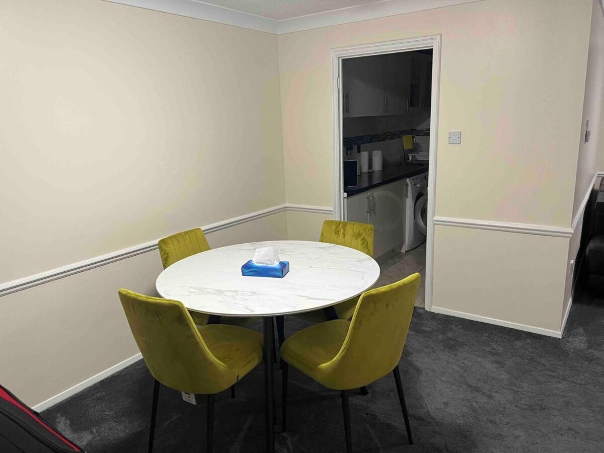 3 Bedroom Mid Terraced House Grays Екстер'єр фото